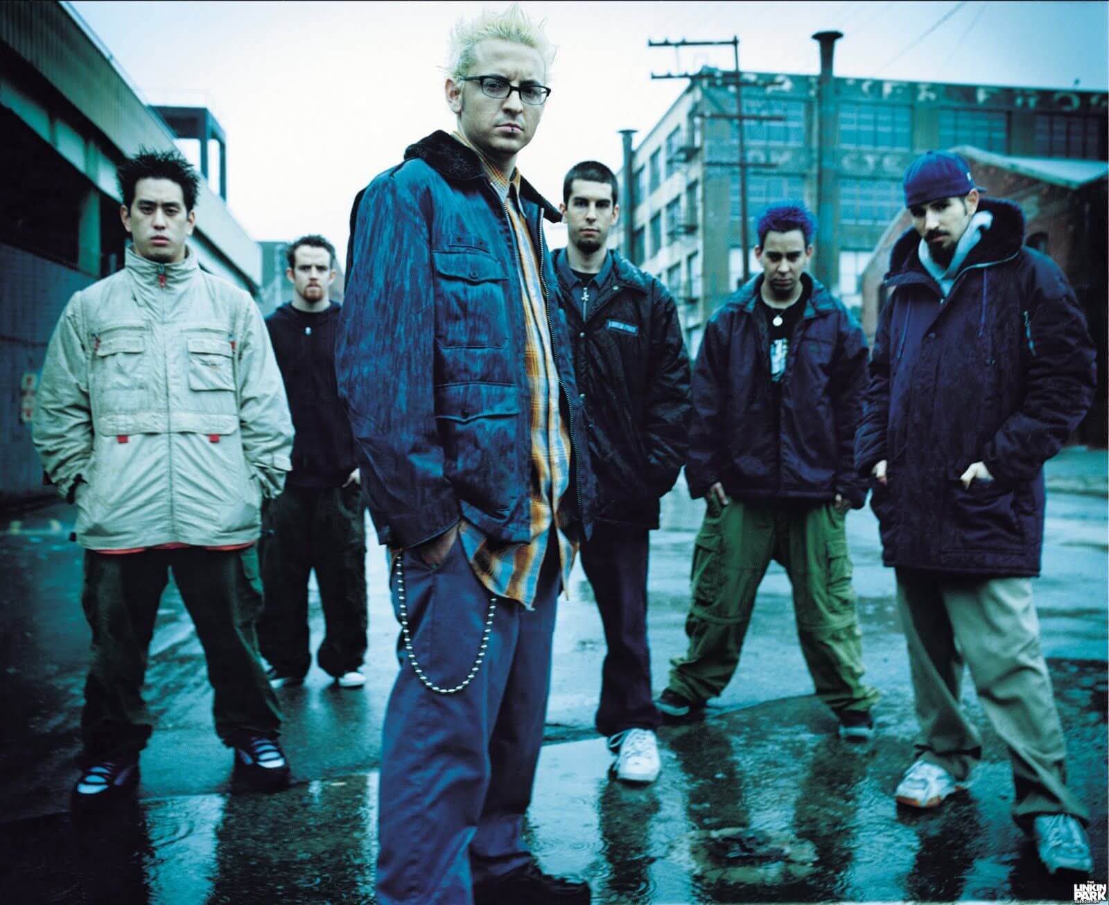 Personil Linkin Park saat photoshoot untuk album “Hybrid Theory”, debut album yang membawa mereka ke puncak karir
